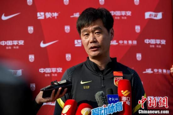 但我还是接了电话，西蒙说：‘有两家俱乐部对你感兴趣。